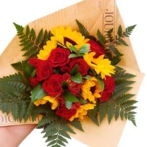 Buquê com 12 Rosas e Girassol